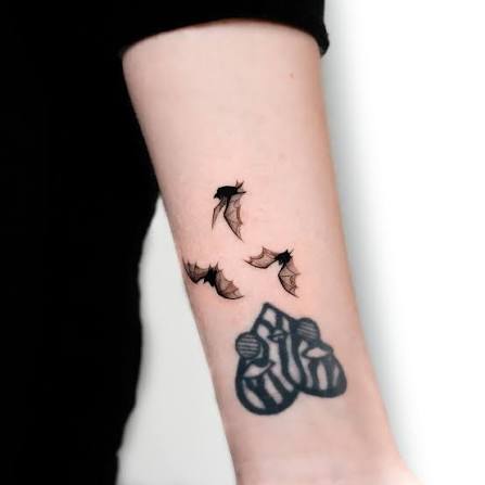 Little fine line Bats 🦇✨ Sponsored by @hustlebutterdeluxe #smalltattoo