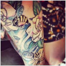 Bacak dövmeleri, dövme modelleri, dövme hakkında daha fazla fikir görün. Tattoo Tattoos Art Design Style Bee Animal Picture Image Idea Http Www Tattoo Designiart Com Animals Tattoos Bee Tattoo Design 16