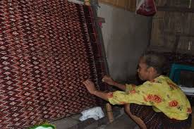 Proses pembuatan kain tenun terdiri dari empat tahapan penting. Melirik Kain Tenun Sikka Jenis Tama Lu A Di Bukit Sion Halaman All Kompas Com