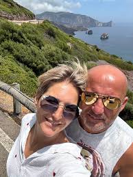 Nic dodać, nic ująć☀️pięknie jest kiedy hula wiatr we włosach, przynajmniej  moich 😂 serdecznie Was pozdrawiamy i słońce przesyłamy☀️ Jak tam u Was?  #sardynia