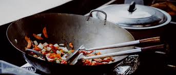 Descubre qué es cocinar en wok y cómo usar este método de los woks tradicionales son de hierro fundido, redondeados, de unos 30 centímetros de diámetro y con el. Cursos De Cocina Wok Taller Participativo De Cocina Oriental