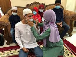 Kebiasaannya seseorang yang menghadapi masalah katarak akan mula mengalami kekaburan penglihatan dan silau apabila melihat cahaya terang. Tiada Katarak Selaput Penyakit Mata Kronik Suhaimi Saad Syak Disantau Orang