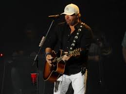 toby keith powers through a muddy country thunder day 3 with