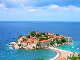 Montenegro is a small country located in the balkans, bordering with croatia and bosnia and herzegovina to the north, serbia to the northeast and albania to the south. Ihr Reisefuhrer In Montenegro Globtour