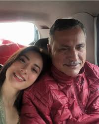 네팔 전 미스 슈링할라 카티와다(Shrinkhala Khatiwada)가 최근 '네포 키드' 유행에 대한 반발로 5만 명이 넘는  팔로워를 잃었습니다. 그녀는 코로나19 위기 당시 네팔 보건부 장관을 역임한 정치인 Birodh Khatiwada의 딸입니다.