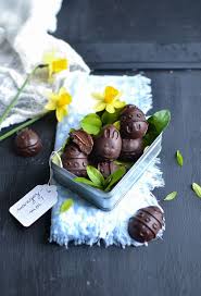 Oeufs De Paques En Chocolat Fourres A La Pate A Tartiner Ou A La Cacahuete Les Recettes De Juliette Oeufs De Paques Chocolat Chocolat Paques Chocolat