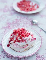 Meringues A La Grenade A Table Avec Mimi Thorisson Elle A Table Recettes De Cuisine Recette Recette Meringue