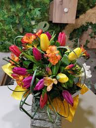 Pentru sezonul de primavara am pregatit acest buchet de flori vesel si colorat realizat din irisi, frezii parfumate si lalele, ce va aduce fara gres buna dispozitie a persoanei care il va primi. Buchet De Primavara FlorÄƒria Ale Flor
