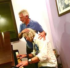 Meu irmão Paulo Sergio chegando aos 85, cercado pelo amor de sua eterna  companheira Malena, de poesia, letras e livros. Mais um ano para comemorar,  e para isso, vai aqui uma parceria