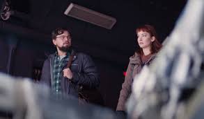 Yeniden çevrimlerin yapılması konusunda bayrağı hiç şüphesiz hollywood sineması taşıyor. Don T Look Up First Footage Of Dicaprio Jennifer Lawrence For Netflix Indiewire
