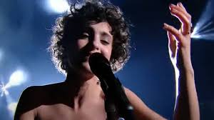 Après avoir été annulé pour la première fois en 2020 en raison de la pandémie, le concours a eu lieu devant une foule de 3500 fans, tous testés. La Chanteuse Barbara Pravi Representera La France A L Eurovision 2021