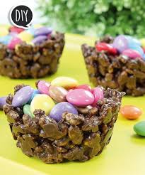 Nids En Chocolat Croustillants En 2020 Paques Decoration Oeuf De Paques Oeufs De Paques