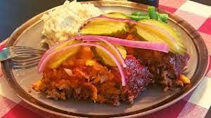 This meatloaf is covered in bacon and a delicious brown sugar ketchup sauce. Ree Drummond Pioneer Woman S Cheeseburger Meatloaf Pickle Chips Cheddar Cheese Bacon Red Onions Youtube