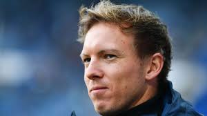 Zira çok genç yaşta aldığı büyük sorumlulukla soğukkanlı bir şekilde mücadele edip işinin hakkını veriyor. Weil Sohn Max Im Urlaub Ist Tsg 1899 Hoffenheim Trainer Julian Nagelsmann Grubelt Vor Bvb Partie Uber Kleiderwahl Bvb 09