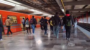 Fuerte accidente captado en la línea 12 del metro de la ciudad de méxico, donde un vagón con personas abordo cayó de un puente. Cdmx Restablece Operacion En Seis Lineas Del Metro Tras Incendio En Centro De Control El Economista