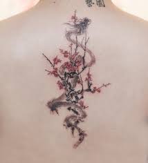 25 Dragon Tattoos That Are Equal Parts Pretty And Fierce With Images Sliczne Tatuaze Pomysly Na Tatuaz Tatuaze
