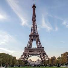 Der tour eiffel ist das wahrzeichen von paris und prägt das heutige stadtbild wie keine andere jahrhundert galt der eiffelturm als wegbereiter in eine neue ära, sorgte aber gleichzeitig für viele. Der Eiffelturm Offizielle Website Tickets Infos News