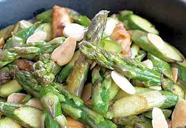 Wok D Asperges Vertes Au Poulet Et Amandes Grillees Les Fruits Et Legumes Frais Recette Fruits Et Legumes Frais Recettes De Cuisine Cuisine