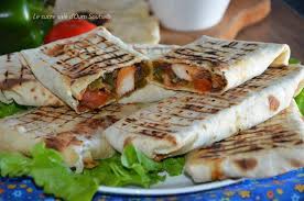 Un sandwich à l'orientale très facile à réaliser dans lequel les épices parfument agréablement la viande. Chawarma Au Poulet Le Sandwich Libanais Le Sucre Sale D Oum Souhaib