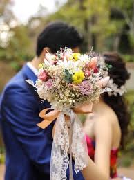 ブーケだけじゃない お顔隠しショット を二人で可愛く撮る方法はいっぱいあります にて紹介している画像 ウェディング ウェディングブーケ 顔隠し