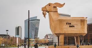 Gae aulenti (pronounced ˈɡaːe auˈlɛnti; Milano Torna A Sorridere Un Caprone Gigante In Piazza Gae Aulenti