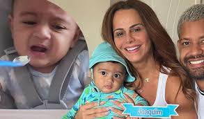 A primeira papinha de Joaquim! Filho de Viviane Araujo diverte web com  caras e bocas ao experimentar comida. Vídeo