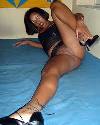 Ebony mature amateur at Nudewomen.me.