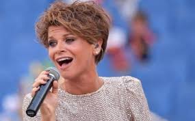 Roberta bonanno esegue, imitando alessandra amoroso stupida. Alessandra Amoroso Addio Frangia Il Nuovo Look Caffeina Magazine