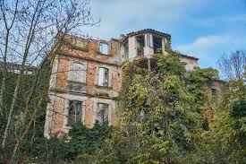 Casas encantadas en las películas hay un montón pero, en ocasiones, la realidad supera a la ficción y españa está repleto de rincones que han aparecido en las pesadillas de muchos. Casas Encantadas En Espana Iii Redpiso News