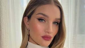 Dodaqları həcmli göstərən dodaq boyaları