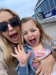 Lee Binney's Instagram, Twitter & Facebook