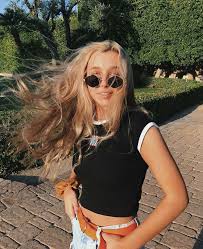 Emma Chamberlain Cool Hairstyles Blonde Blonde Highlights