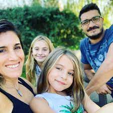 Micaela tinelli mostró en las redes sociales el altar que armó para rezar por su mamá, soledad aquino, quien se recupera de un trasplante hepático en el sanatorio de la trinidad de palermo. Sole Pastorutti Es Una Mama Todo Terreno Confeso Que Le Pide A Sus Hijas Que Se Embarren Y Que Vengan Todas Mugrientas Para Ti