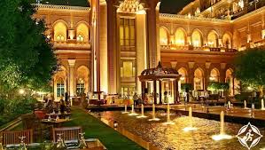 في العام الجامعي 2017/2018، بلغ عدد أعضاء هيئة التدريس بالجامعة حوالي 150 عضواً، يقومون بتدريس مجموعة كاملة من برامج البكالوريوس والدراسات العليا لأكثر من 4,400 طالب يمثلون. ÙÙ†Ø¯Ù‚ Ù‚ØµØ± Ø§Ù„Ø¥Ù…Ø§Ø±Ø§Øª ÙŠØ·Ù„Ù‚ Ø¹Ø±ÙˆØ¶Ø§ Ø®Ø§ØµØ© Ù„Ù„Ø¹Ø§Ø¦Ù„Ø§Øª Ø§Ù„Ø³Ø¹ÙˆØ¯ÙŠØ©