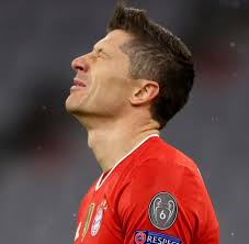 Lewandowski's penalty against freiburg on matchday 33 saw him pull level with müller on 40 goals in 2020/21, and he has reached that remarkable tally despite missing five games this season. Robert Lewandowski Knie Verletzt Bayern Sturmer Fehlt Wochenlang Welt