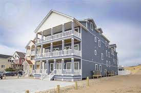 11 Absurd Mansions You Can Rent For A Dirt Cheap Vacation Family Beach Vacation Beach Vacation Locations Cheap Vacation