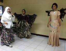 Barbie telah menjadi bagian penting dari pasar boneka mode mainan selama lebih dari lima puluh tahun. 38 Mahasiswa Gelar Peragaan Busana Berbahan Barang Bekas Gentafkip