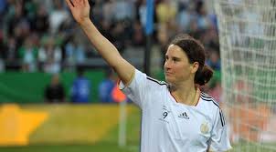 Einige der 83 millionen bundestrainerinnen und bundestrainer in deutschland wohl auch. Hall Of Fame Des Frauenfussballs Birgit Prinz Fuhrt Grundungself An