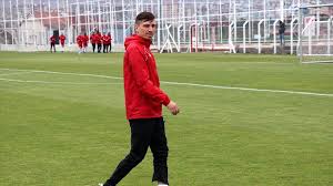Mert hakan yandaş 19 ağustos 1994, doğumlu ve sivasspor'da orta saha pozisyonunda görev yapan türk futbolcudur. Mert Hakan Yandas Transfer Iddialarina Noktayi Koydu