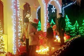 Fino al 6 gennaio a melegnano, vicino milano, è possibile visitare gratuitamente la casa di babbo natale, abitazione addobbata con oltre 426mila luci a led multicolori. Natale A Melegnano Riaccesa La Casa Di Babbo Natale Lombardia Ansa It
