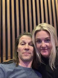 Så lever doldisarna Karolina och Jakob Hellmans