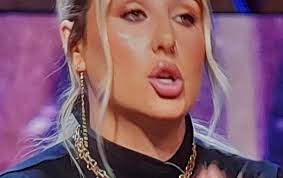 Así tratan los matones de trump,(ICE ) a los inmigrantes CON documentación  en regla, residentes LEGALES.