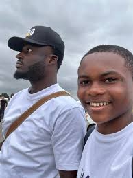 When school dah resume sef make dis boy go back,his wahala don deh too  much. Smalliewiper54