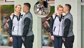 Hokejista tomáš plekanec se před několika dny na sociálních sítích vrátil k rozchodu s manželkou luckou vondráčkovou. Prochazky Venceni Pejska A Polibky Plekanec A Safarova Vypadaji Spokojene Expres Cz