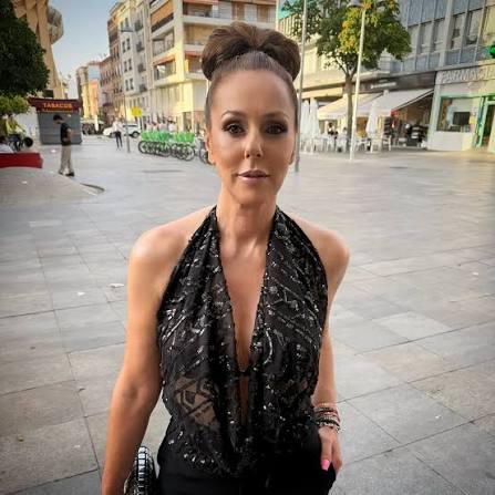 Radiante, serena, valiente. Rocío Carrasco, recogiendo con orgullo y  emoción el premio que rendía homenaje a su madre, la más grande, en una  gala que celebra la libertad, el amor y la