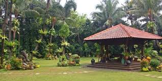 Museum di tengah kebun adalah sebuah museum penyimpanan ± 4.000 koleksi seni dan sejarah indonesia dan luar negeri yang berlokasi di daerah kemang, jakarta selatan.museum ini dibangun di tengah kebun seluas 3.500 m 2. Museum Di Tengah Kebun Ada Di Balik Padatnya Kota Jakarta