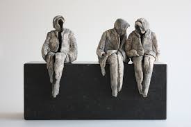 Bankzitters Drie Losse Keramische Mensfiguren Op Belgische Hardsteen Keramiek Hardsteen