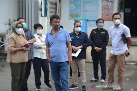 Gubernur sulteng rusdy mastura menerima secara simbolis bantuan lanjutan iso tank oksigen dari pt imip, minggu, 22agustus 2021, di palu. Jr8sevtfafzmvm
