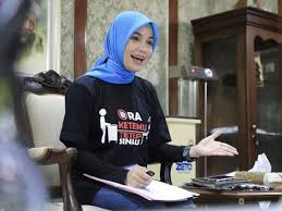Gubernur jawa tengah ini bukan cuma dikenal karena gaya kepemimpinannya, tapi juga hubungan romantisnya dengan sang istri. Curhat Istri Cantik Ganjar Pranowo Saya Mewakafkan Suami Untuk Masyarakat