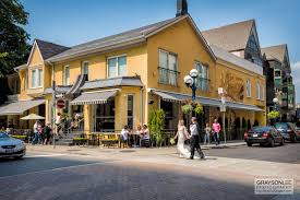 ultra chic a wedding at sassafraz restaurant in yorkville toronto ontario couple portraits yorkville house styles